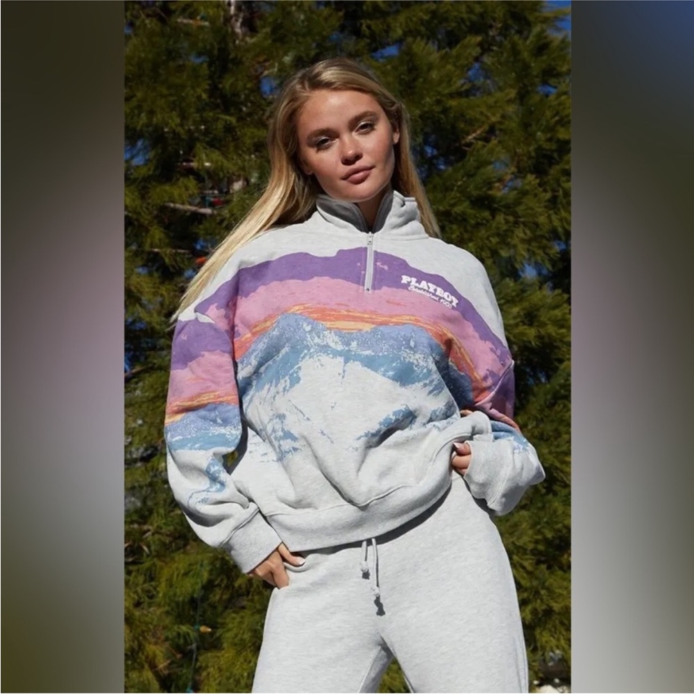 PLAYBOY Ski Mountain Graphic
Quarter-Zip Sweatshirt